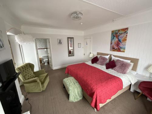 廷塔杰尔Pendrin Guest House的一间卧室配有一张带红色毯子的大床
