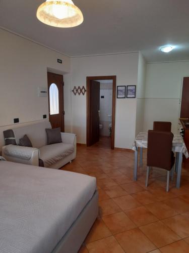 利维尼奥Baita Mauri的客厅配有床、沙发和桌子