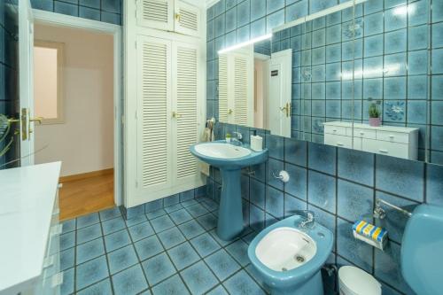 大加那利岛拉斯帕尔马斯Un Lugar House San Telmo -Coliving的蓝色瓷砖浴室设有水槽和卫生间