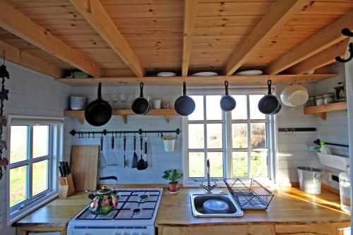 布德Tiny House on isolated farm by the Cornish Coast的厨房配有炉灶和一些锅碗瓢盆