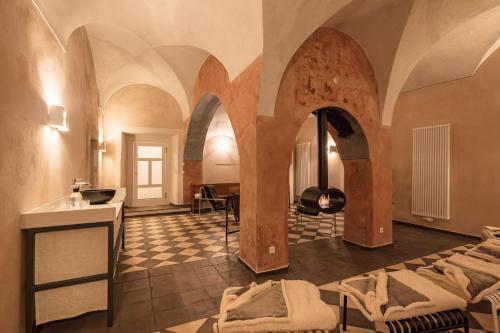 巴特尚道Schloss Prossen的大客房设有拱形天花板和水槽,