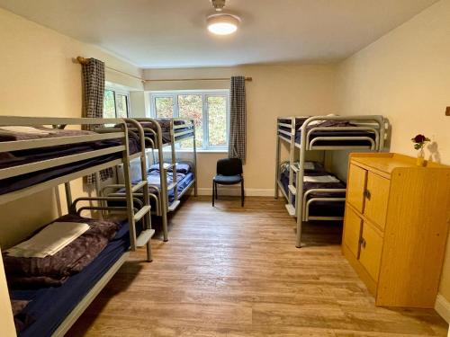 拉腊格兰达洛国际青年旅舍的客房设有几张双层床和窗户。