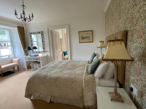 Saint Catherines提斯特尔庄园旅馆的一间卧室配有一张床和一张带台灯的桌子