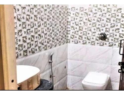KondagaonHotel Mohan Palace, Kondagaon的浴室配有白色卫生间和盥洗盆。