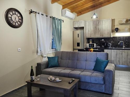 海若克利欧Elia Paradise Villa with Pool的客厅配有蓝色的沙发和桌子