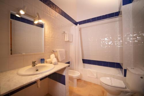 蓬塔普里马Bimbolla Apartaments的一间带水槽、卫生间和淋浴的浴室