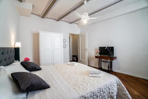 阿西西Maison Portica 29的卧室配有一张白色大床和电视。