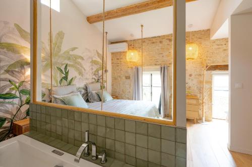巴尼奥勒Songes de vigne的浴室设有大镜子和水槽