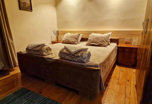 尼什Konak -Guest house -Ramonda Serbika的一间卧室配有一张大床和枕头