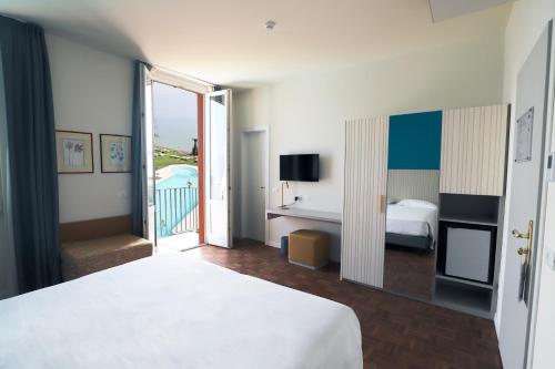 西尔米奥奈芳提波伊欧拉酒店的酒店客房设有一张床和一个阳台。