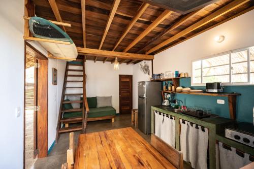 波波约TwoTen° Surf Home的厨房设有木制天花板和梯子