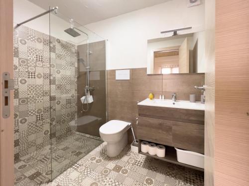 法维尼亚纳NINNI SUITE的浴室配有卫生间、盥洗盆和淋浴。
