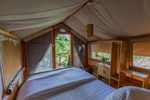RuhondoRuhondo Island Retreat的帐篷内一间卧室,配有一张大床
