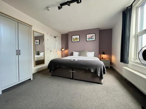 南安普敦Starboard Stays的一间卧室设有一张大床和一个窗户。