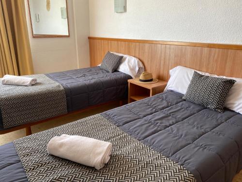 罗列特海岸AR Bolero park的酒店客房,配有两张床和一张桌子上的帽子