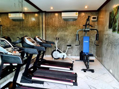 Ban Chong PhliAreeya phubeach resort wooden house的健身房设有两辆健身自行车和跑步机