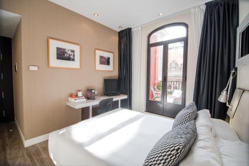 马德里丘埃卡小宫殿酒店的客厅配有白色沙发和窗户