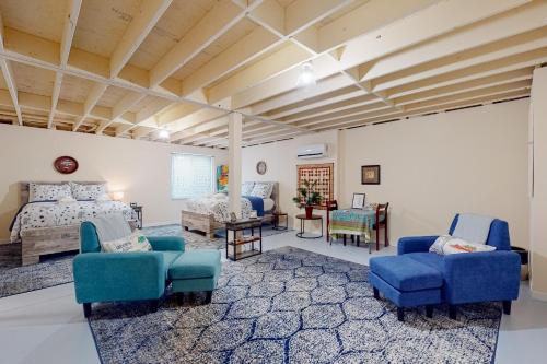 哈蒙兹波特Ruftop Ridge的一间卧室配有一张床和两张蓝色椅子