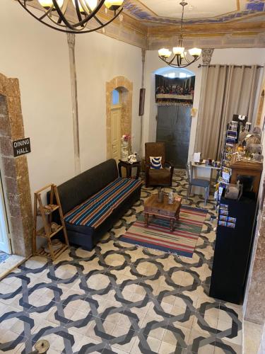 伯利恒Ma'an lil-Hayat Boutique Hotel的客厅配有沙发和桌子
