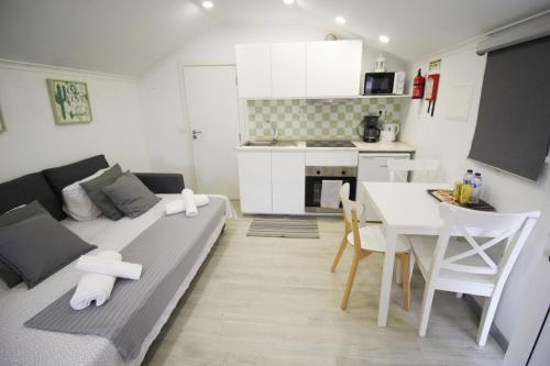 里斯本奥连特DNA公寓的带沙发和桌子的客厅以及厨房。
