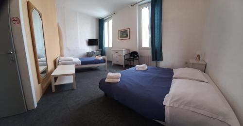 佩尔蒂库尔酒店的酒店客房,设有两张床和镜子