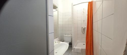 佩尔蒂库尔酒店的浴室设有橙色的淋浴帘和卫生间