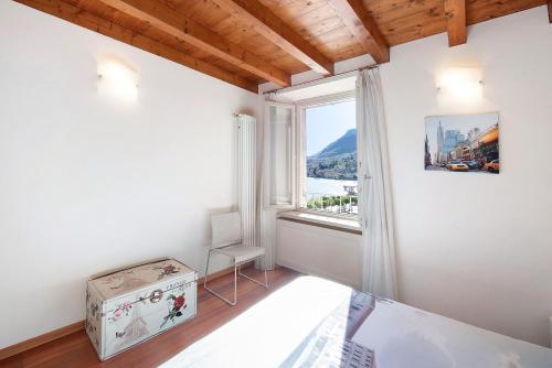 加尔尼亚诺Casa Grazia - Appartamento Luce的一间卧室设有一张床和一个窗口