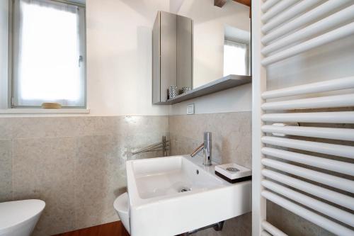 加尔尼亚诺Casa Grazia - Appartamento Luce的白色的浴室设有水槽和镜子