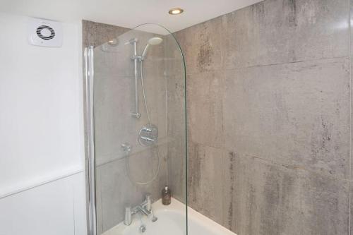 伦敦Comfy 1 bed flat in Tufnell Park的浴室里设有玻璃门淋浴