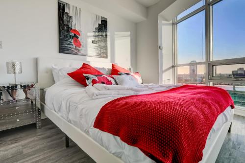 多伦多Specious LUX 2BD Downtown Toronto with Parking!的一间卧室配有一张带红色毯子的大床