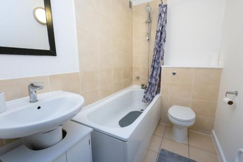 莱斯特Must See One Bed Leicester City Centre Apartment的一间带水槽、浴缸和卫生间的浴室