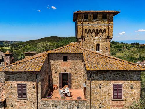 因普鲁内塔Castello di Cafaggio的一座古老的石头建筑,设有钟楼