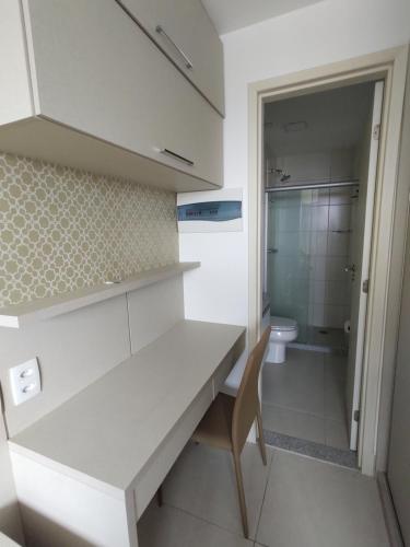 累西腓Beach Class Ilha do Leite 2606的一间带白色柜台和卫生间的浴室