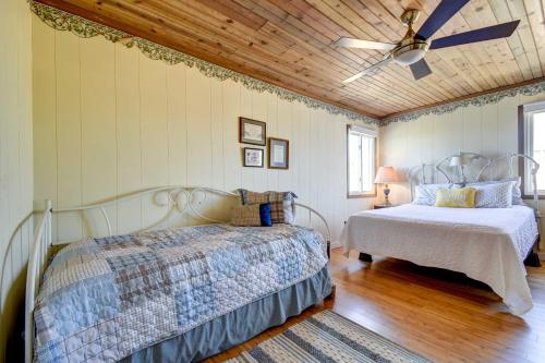 海洋岛海滩Ocean Isle Beach Home with Canal Views!的一间卧室配有两张床和吊扇