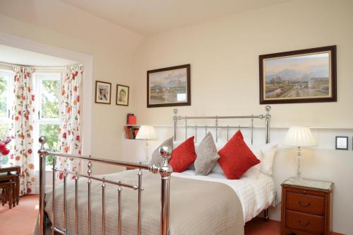 丁格尔米尔敦酒店客房内的一张或多张床位