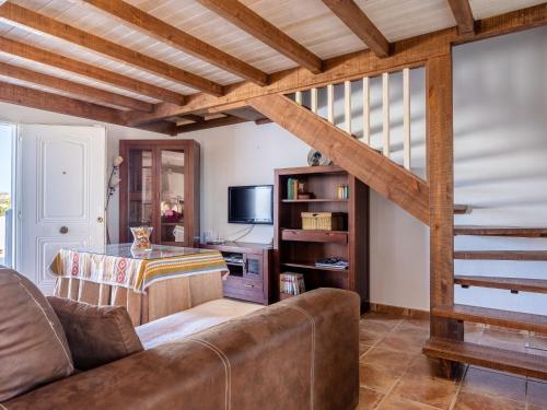 大桑卢卡尔Holiday Home Rocio by Interhome的客厅配有沙发和桌子