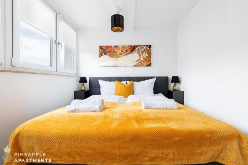 德累斯顿Pineapple Apartments Dresden Zwinger VI - 98 qm - 1x free parking的一间卧室配有一张带黄色毯子的大床