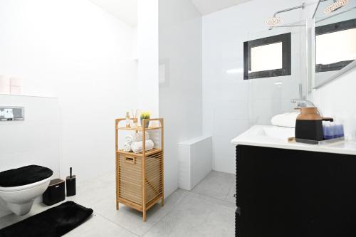 Poriyyaאחוזת העמק סוויטות בפוריה的白色的浴室设有卫生间和水槽。
