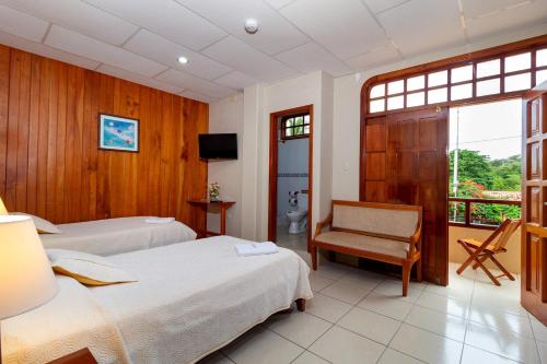 阿约拉港拉古纳别墅酒店酒店的酒店客房,配有两张床和椅子