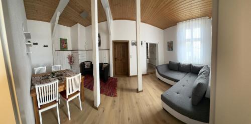 布尔格Zum Alten Schulhaus的客厅配有沙发和桌子