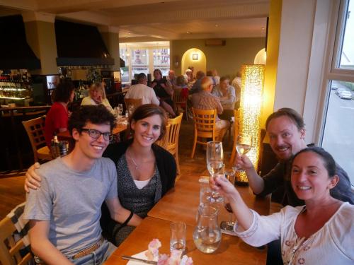 布莱顿霍夫加特旅馆的一群坐在桌子上的人,戴着酒杯