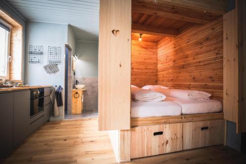 马尔尼茨Tauernlust Outdoor & Relax的木制客房内的一间卧室,配有一张床