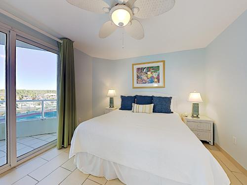 奥兰治比奇Silver Beach 506 orange Beach的卧室设有白色的床和大窗户
