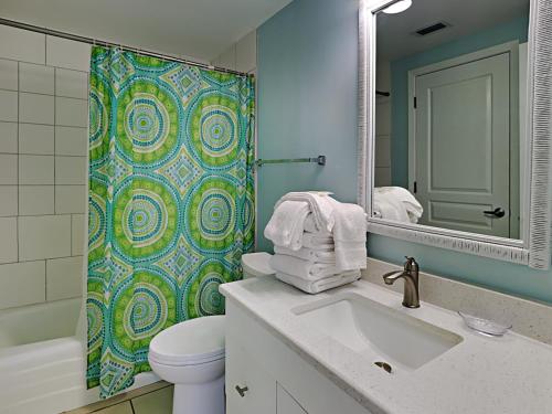 奥兰治比奇Silver Beach 506 orange Beach的一间带水槽和淋浴帘的浴室