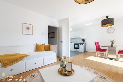 德累斯顿Pineapple Apartments Dresden Zwinger II - 70 qm - 1x free parking的白色的客厅配有床和桌子