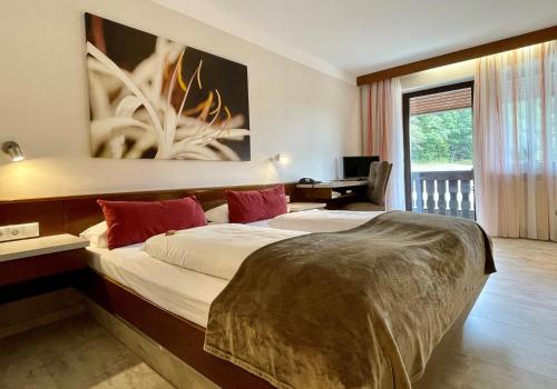 Oberaurach兰德奥博浪可酒店的配有一张床和一张书桌的酒店客房