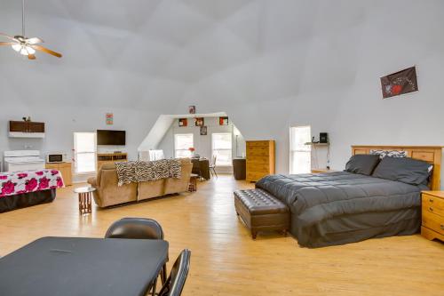 Remote Angie Vacation Rental Near Pearl River!的一间卧室设有一张床和一间客厅。
