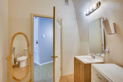 Remote Angie Vacation Rental Near Pearl River!的一间带水槽、卫生间和镜子的浴室