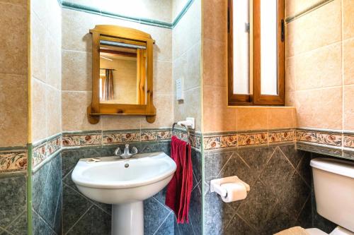沙拉Ta Debora 3 bedroom Villa with private pool的一间带水槽、卫生间和镜子的浴室