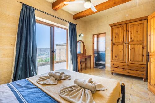 沙拉Ta Debora 3 bedroom Villa with private pool的一间卧室设有一张床和一个大窗户